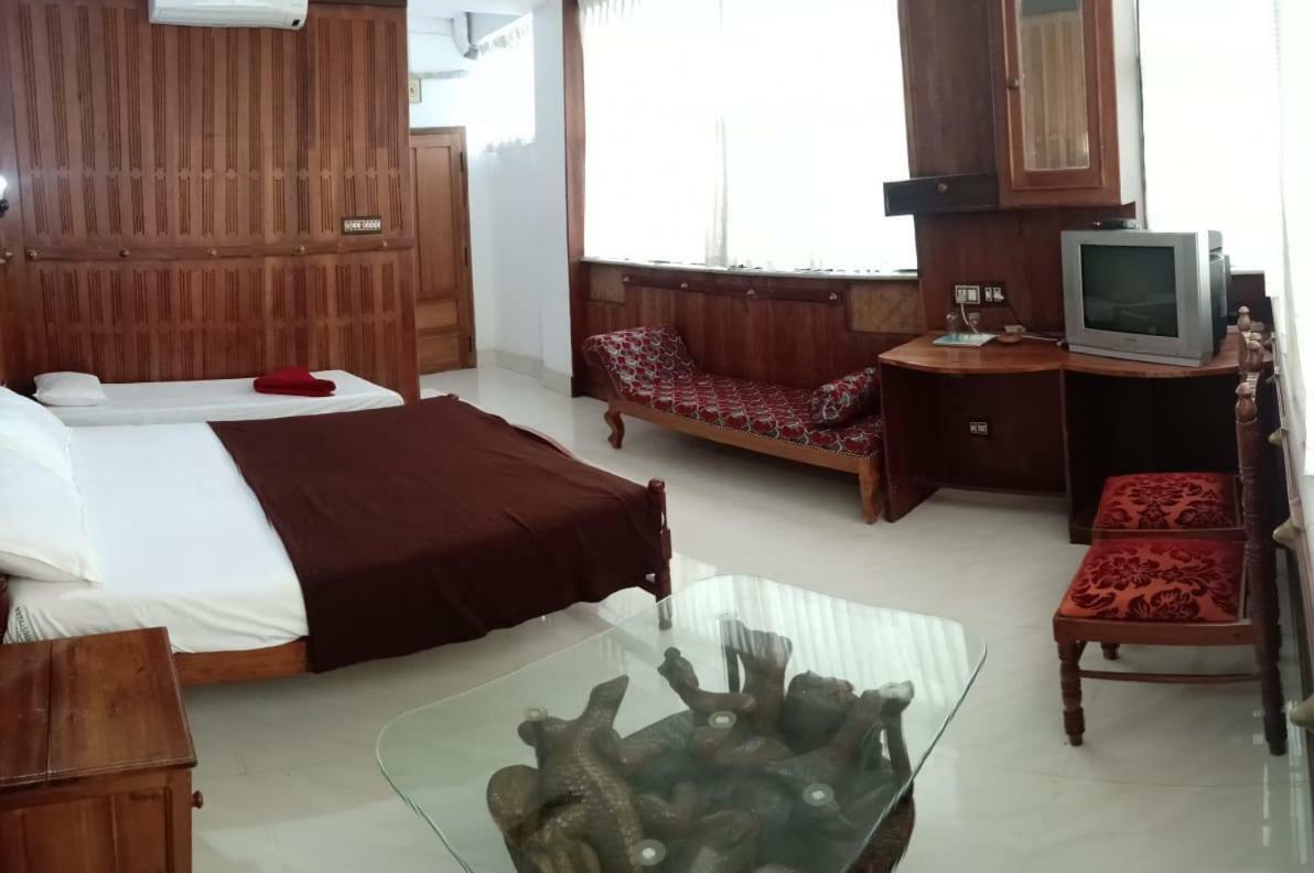 Dolphin Residency Hotel Thekkady Kültér fotó